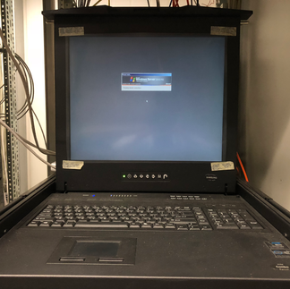 Wingo Recycle 專業機房基礎設施清理 - 機櫃內正在執行 Windows Server 系統之機架式鍵盤 IT infrastructure recycle 切換控制台