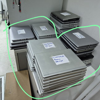 企業機房網絡設施更新 - 辦公室現場成批整理、準備進行 **開唔到機回收** 的退役硬體與舊款顯示器