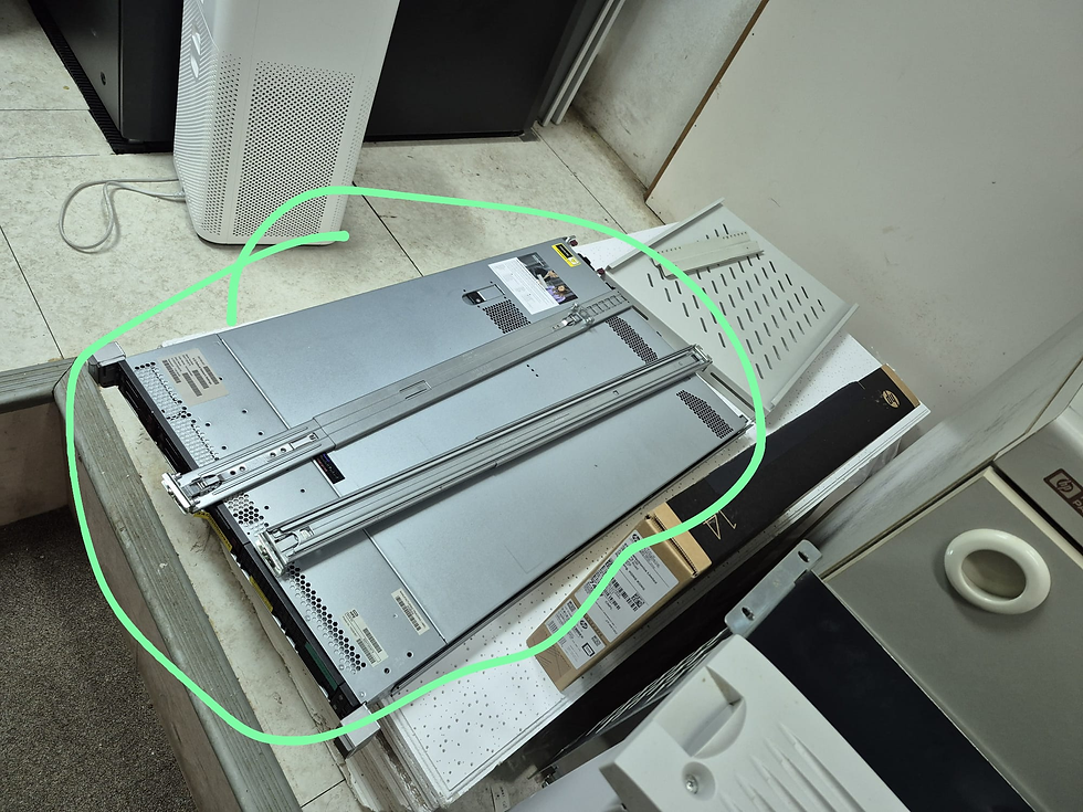 Wingo Recycle 專業 尖沙咀辦公室電腦回收 - 機房內正拆卸之 1U 企業級伺服器硬件與導軌周邊