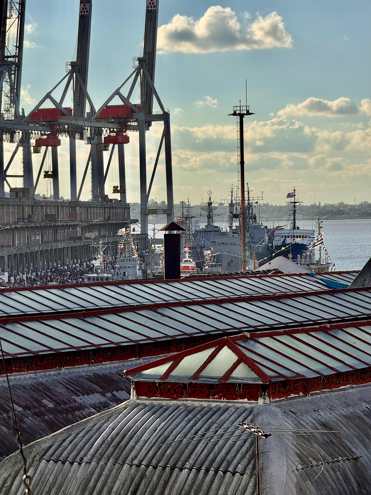Mercado del Puerto with the Navy yard in the distance