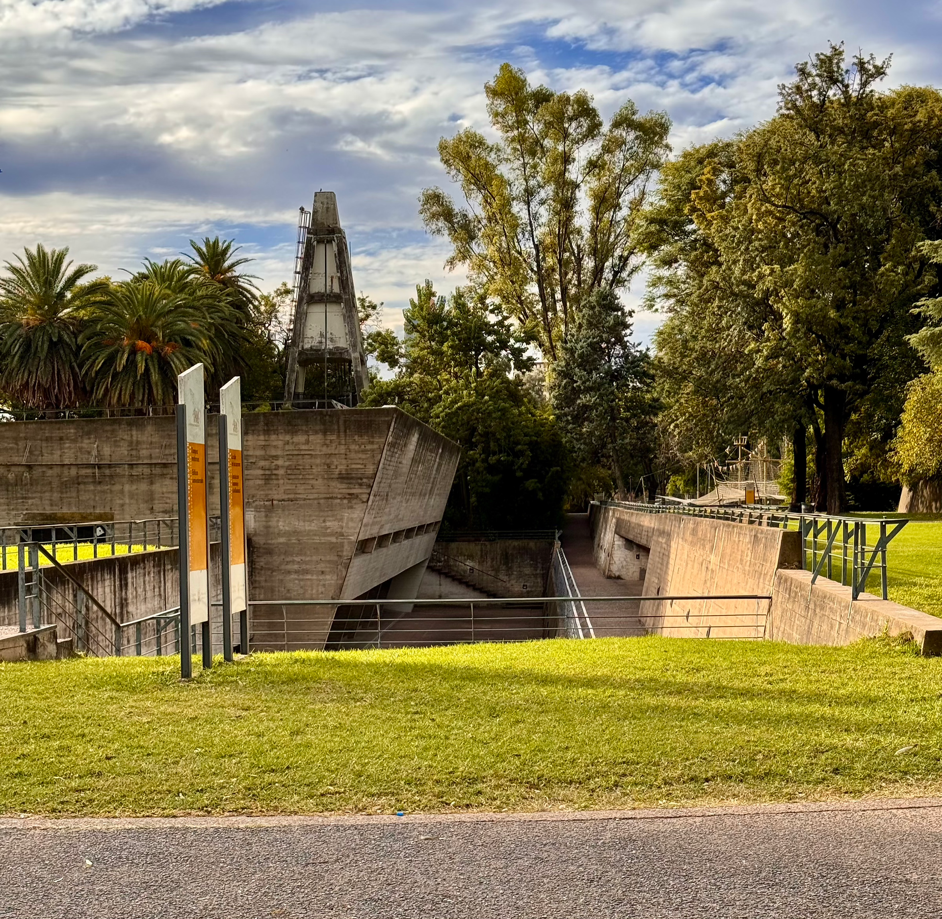 Rosario Park - Parque Independencia - Edificio semienterrado del Jardín de los Niños