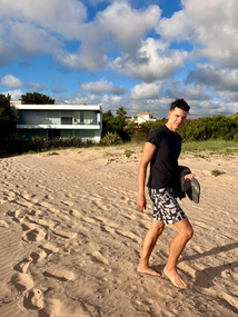 The commute from the house to the beach is about 1 minute