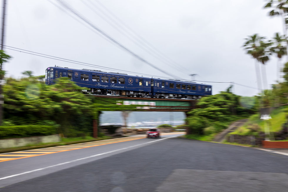 指宿枕崎線を走るおれんじ食堂