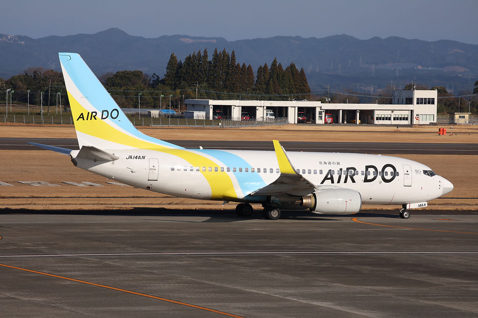 滑走路へ向けて走行するAIR DOの飛行機