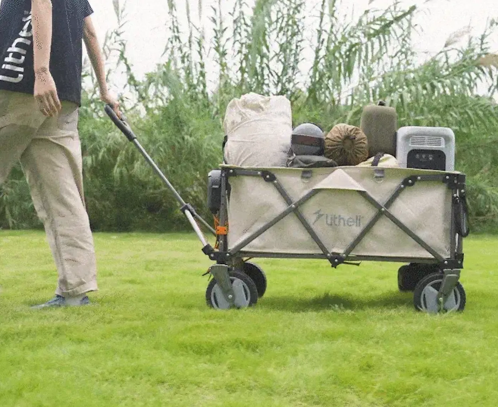 A user pulling his electric powered Litheli W1 Pro electric wagon