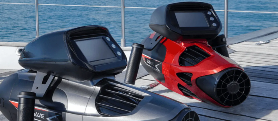 A closer look at two colorful SUBLUE Vapor Underwater scooters 