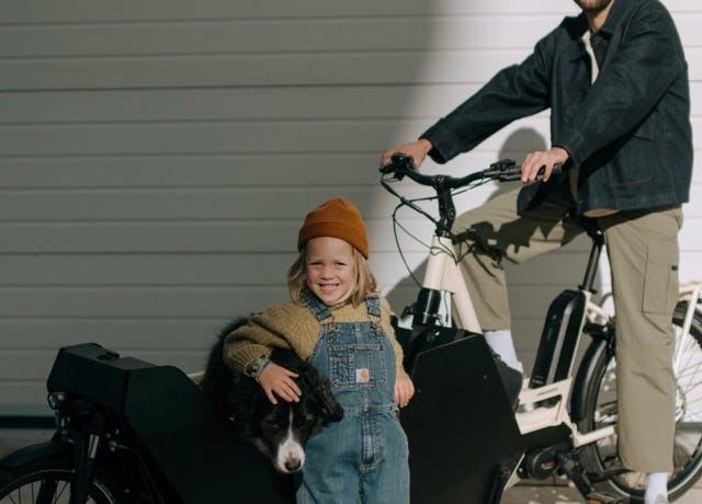 A family standing near their Urbanisto electric bike