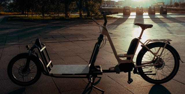 A view of the Urbanisto cargo bike on full display 