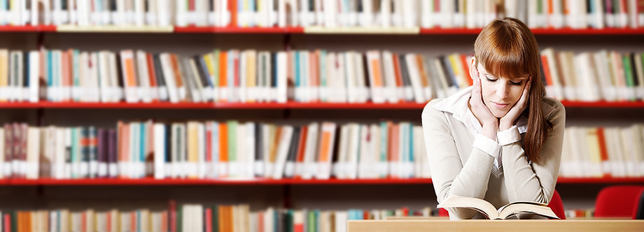 Mädchen liest in der Bibliothek