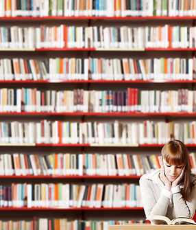 Lectura de la muchacha en la biblioteca