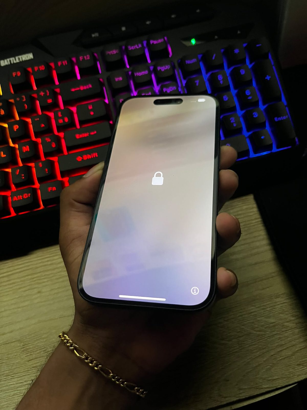 Apple iPhone 16 icloud locked