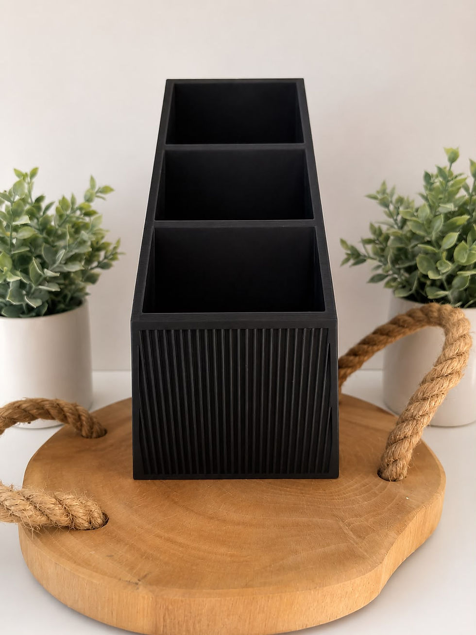 Miniature : Kuro Japandi remote control organizer with three angled compartments