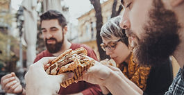 Em 2022, brasileiros gastaram R$ 216 bi com alimentação fora de casa.