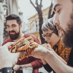 Empanadas y choripanes, entre la comida callejera más popular de Sudamérica