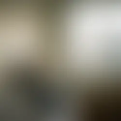 Femeie câutând apartament într-un apartament modern cu ferestre mari și lumină naturală