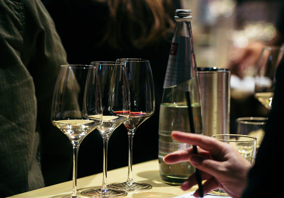 Close-Up von Weingläsern bei der VINVIN