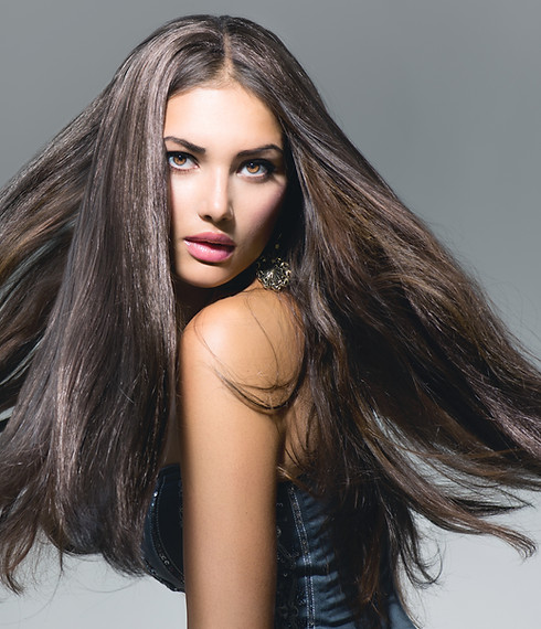 cheveux bruns qui coule