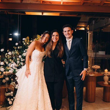 Um casal jovem...