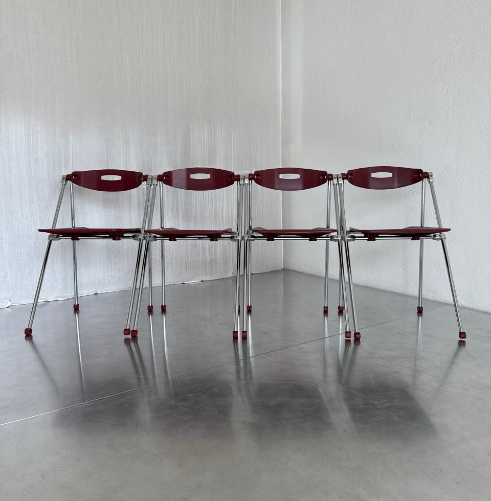 Linear arrangement of the minimalist Sitland Ouverture Italian design chairs