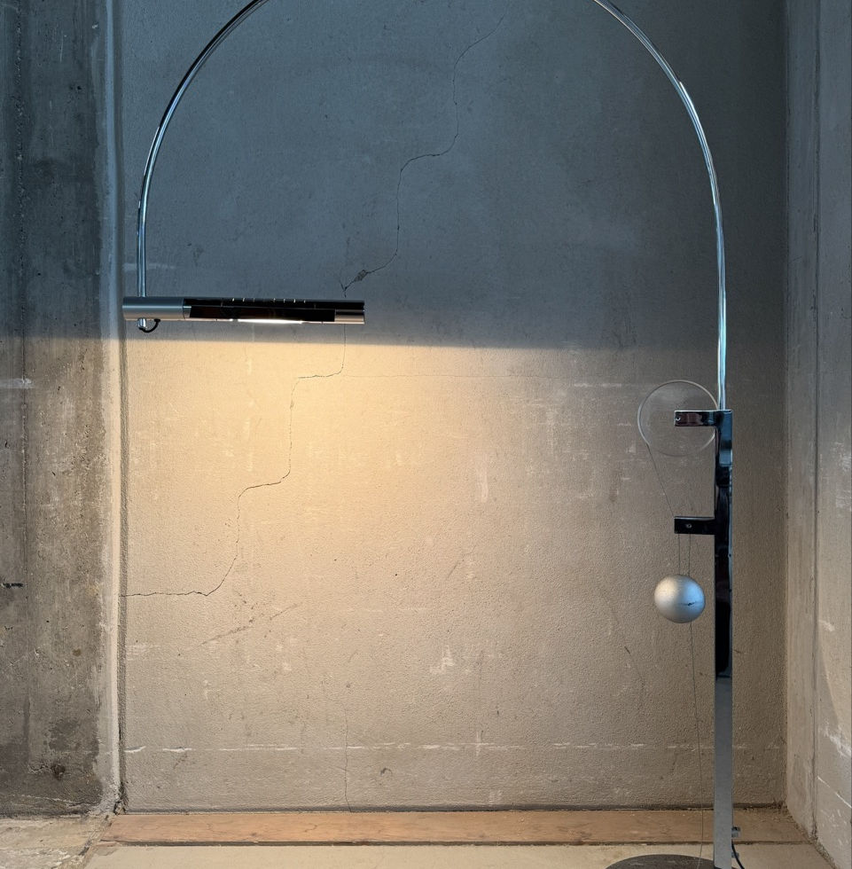 Dimmable Baltensweiler HALO Mobil lamp casting a warm direct glow against a wall