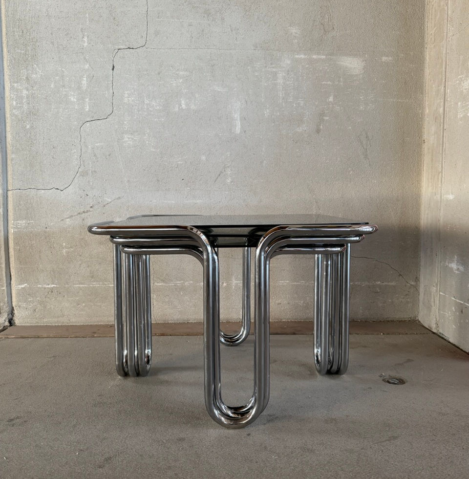 Space-saving configuration with all three nesting tables completely stacked