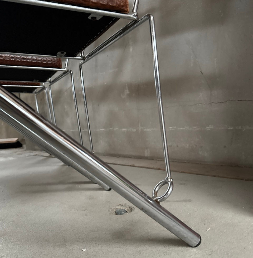 Close-up of the sturdy tubular metal legs on a 90s Kare chair