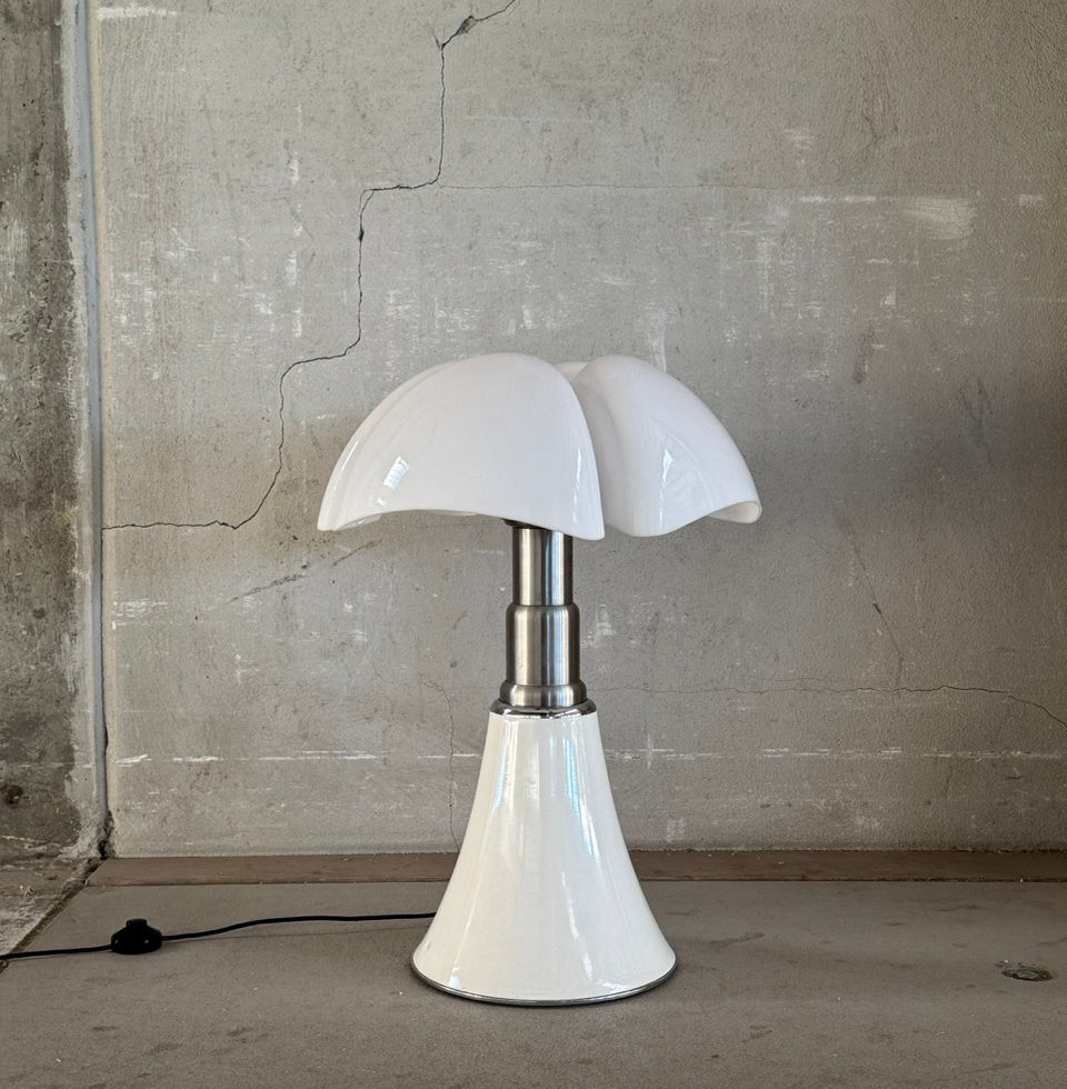 Original 1970 Gae Aulenti Pipistrello floor lamp for Martinelli Luce, white base and opaline diffuser