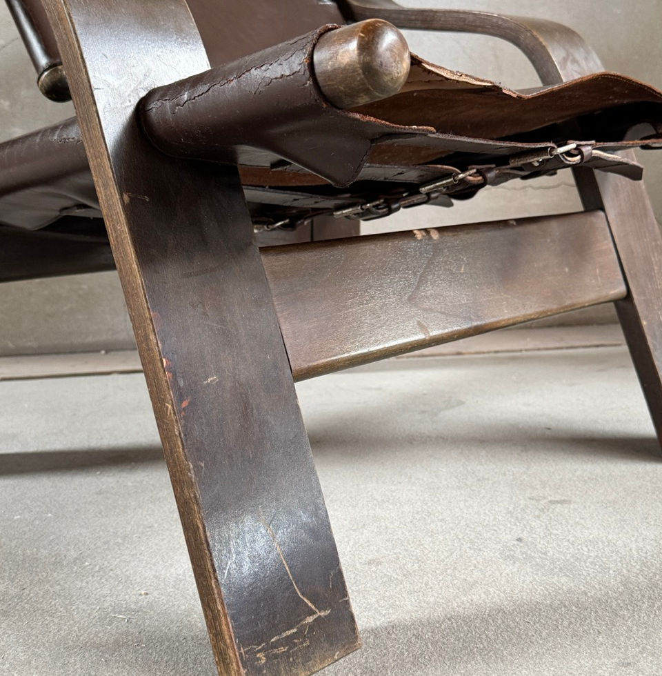 Detailed view of the robust joints and solid dark wood legs of the second safari chair