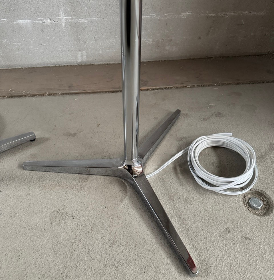 Elegant metal crow's feet stand base and professionally replaced speaker cable