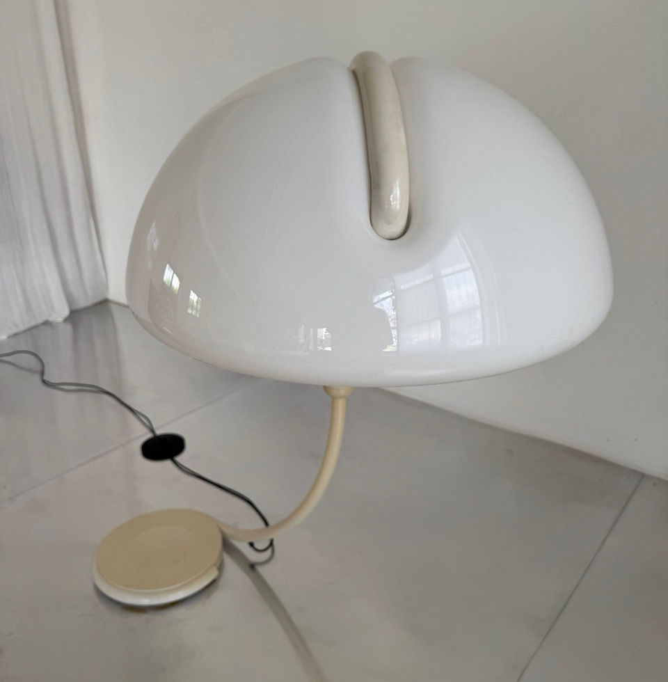 Top angle view of the beige plastic diffuser and lacquered metal structure