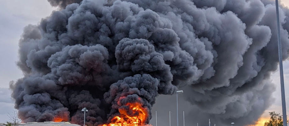 Großbrand im Industriegebiet Kottenheim/Mayen: Feuerwehr im Großeinsatz – Bevölkerung gewarnt