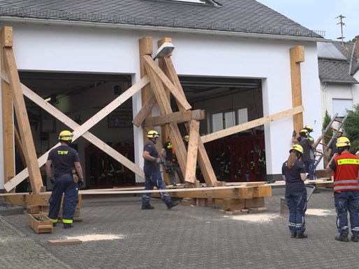 Risse am Feuerwehrhaus in Lieser: THW sichert Gebäude