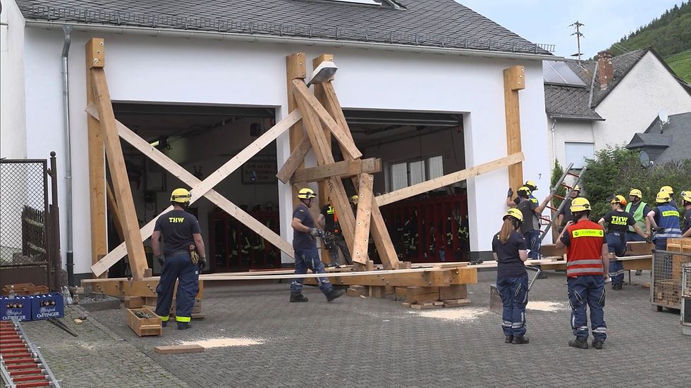 Risse am Feuerwehrhaus in Lieser: THW sichert Gebäude