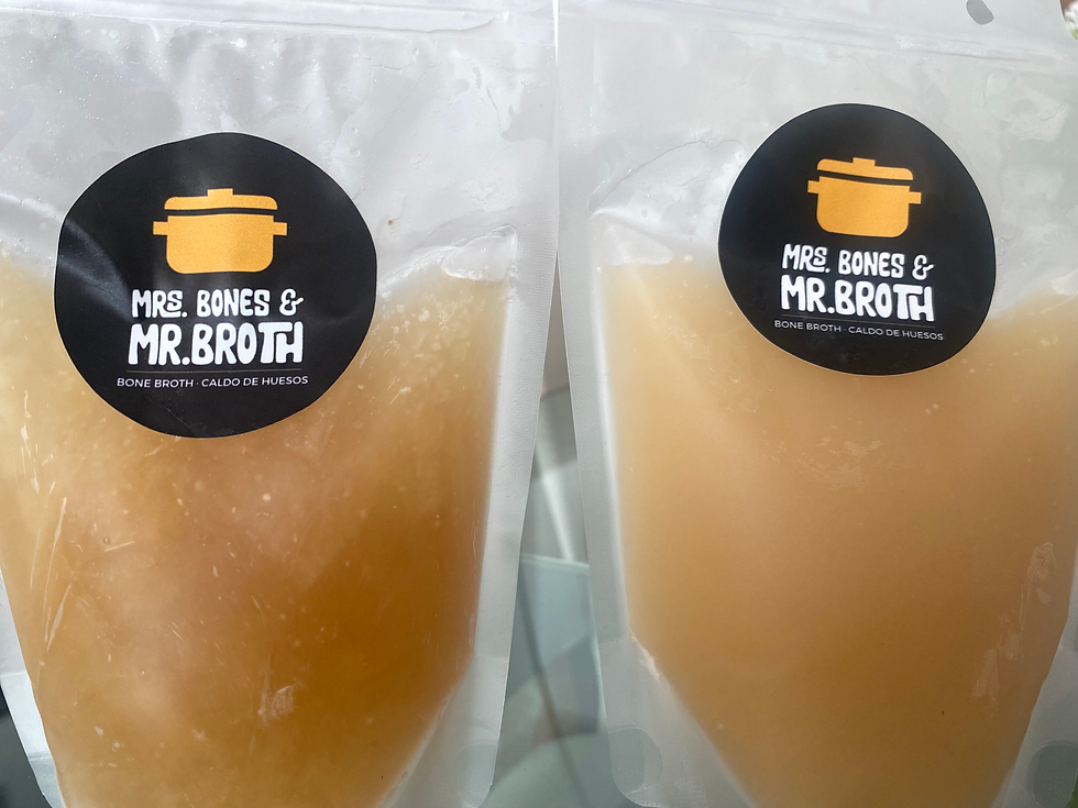 Dos bolsas transparentes que contienen Caldo de Huesos de Res congelado
