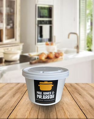 Envase blanco con etiqueta negra que contiene caldo de huesos de res
