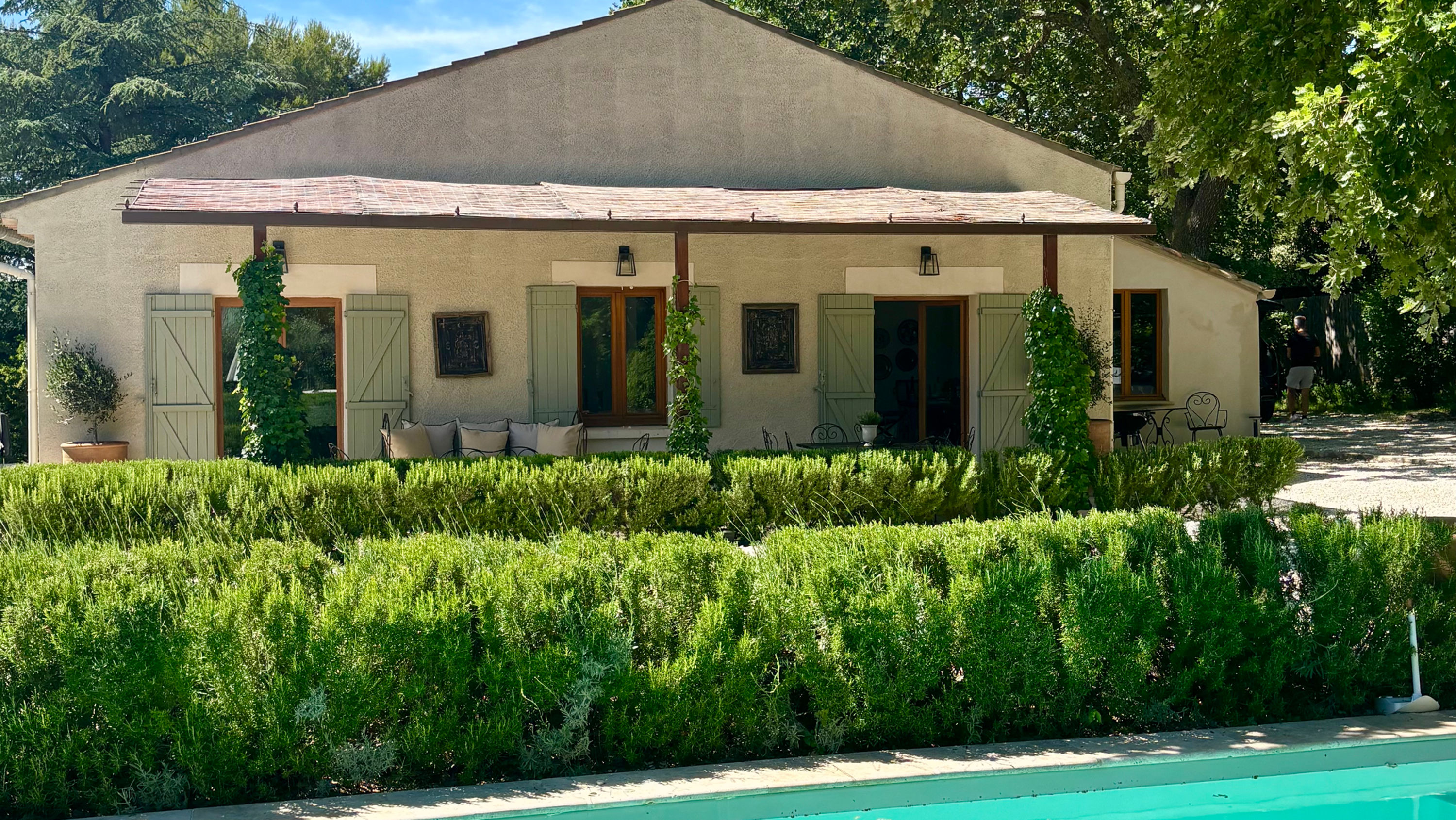 L'arrivée — le mas et sa terrasse couverte, Oppède, Luberon
