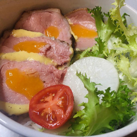 Bowl di vitello tonnato cotto in bassa temperatura, maionese kewpie homemade e insalatina