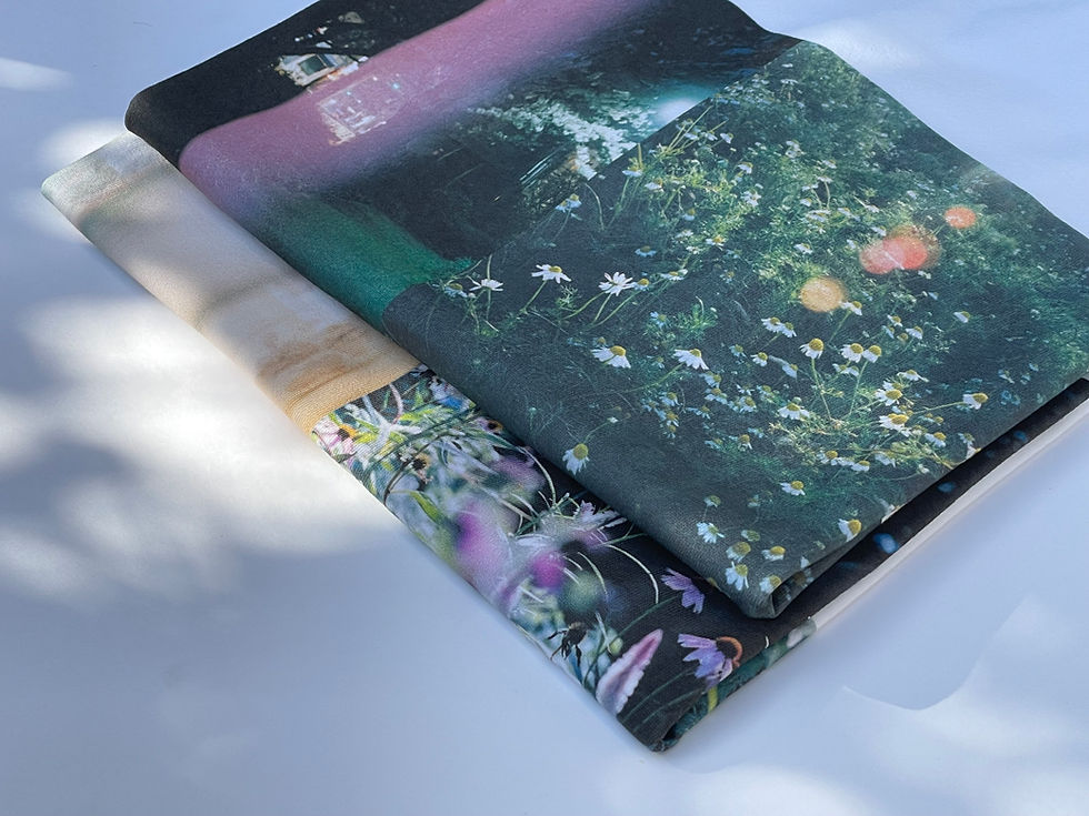 サムネイル： 「Dancing in the light like a flower」Tシャツ