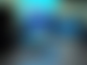 Employé pointant du doigt le moniteur avec des graphiques contre des collègues méconnaissables