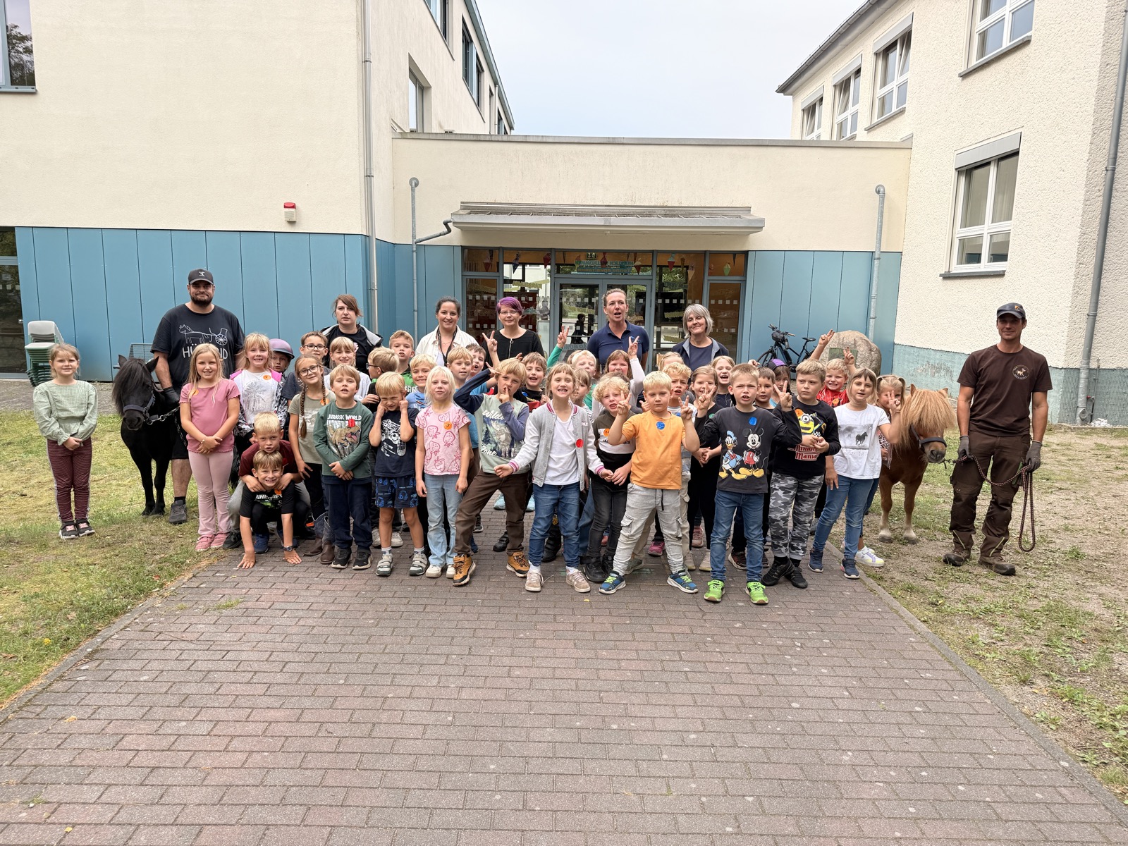Schülerinnen und Schüler der Gerhart-Hauptmann-Grundschule Grünheide mit den Shetlandponys Leila und Daki