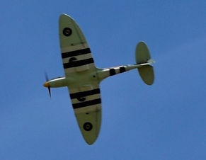 _DSC0353 - Evans Spitfire with intruder.jpg