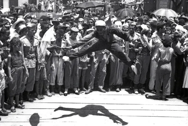 Passista no ar. Praça do Diário, 1950, por Mário de Carvalho