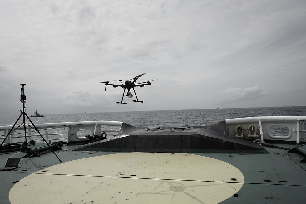 ORKA im Landeanflug auf ein Schiffsdeck auf hoher See