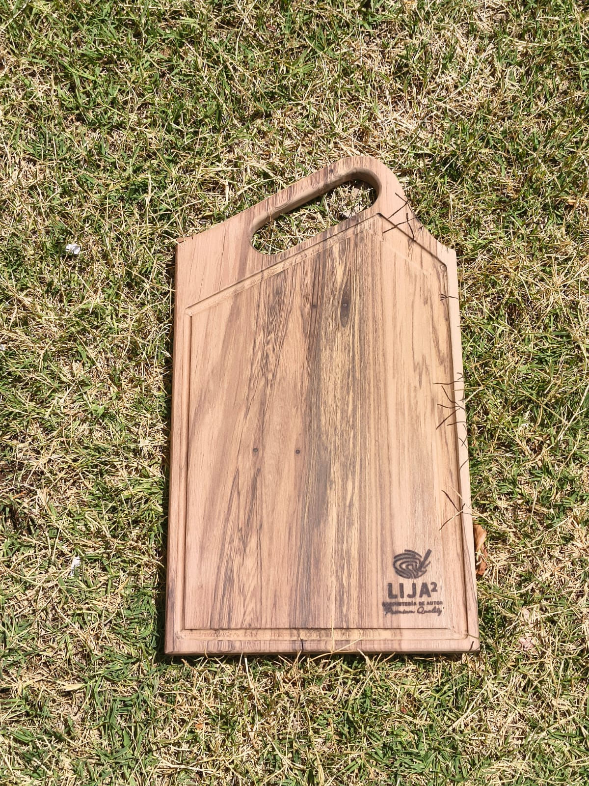 Tabla de asado artesanal con canaleta – Madera maciza (42 x 24 cm)