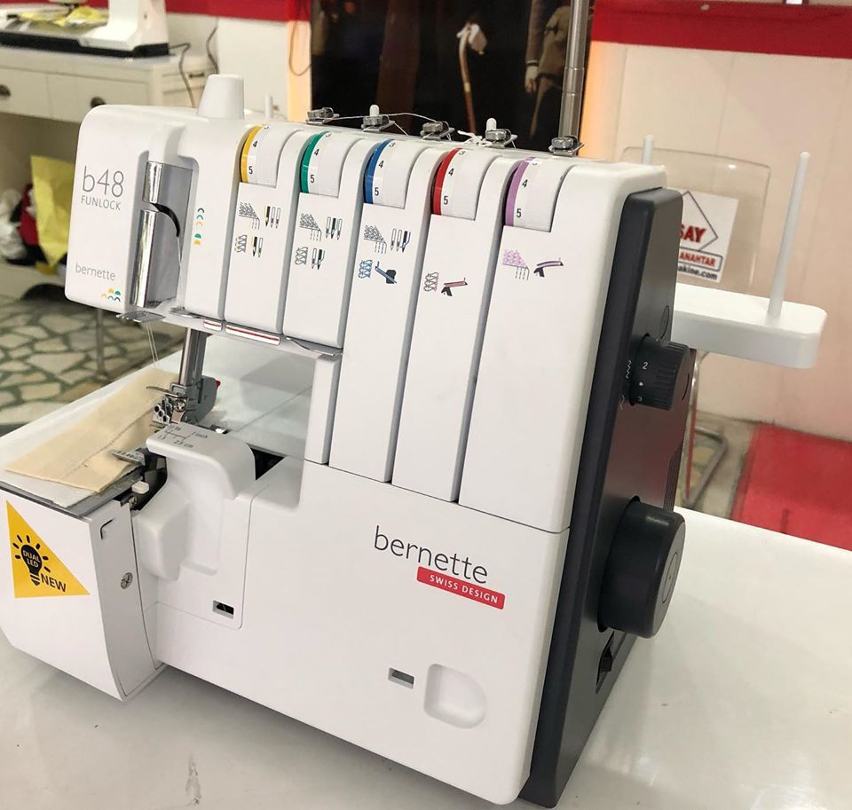 Küçük resim: Bernina Bernette B48 Reçme ve Overlok Coverlock