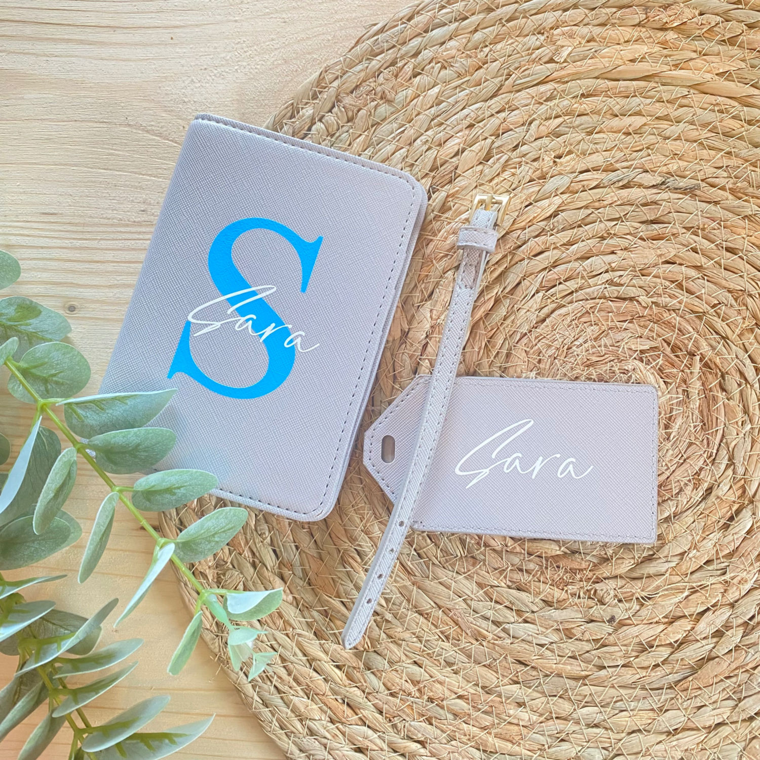 Personalisierte Reisepasshülle aus Saffiano-Leder mit Anhänger