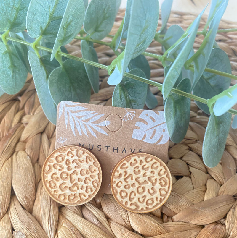 Handgefertigte Ohrstecker aus Holz – wähle zwischen Birke und Nussbaum in verschiedenen Größen. Natürlich, stilvoll