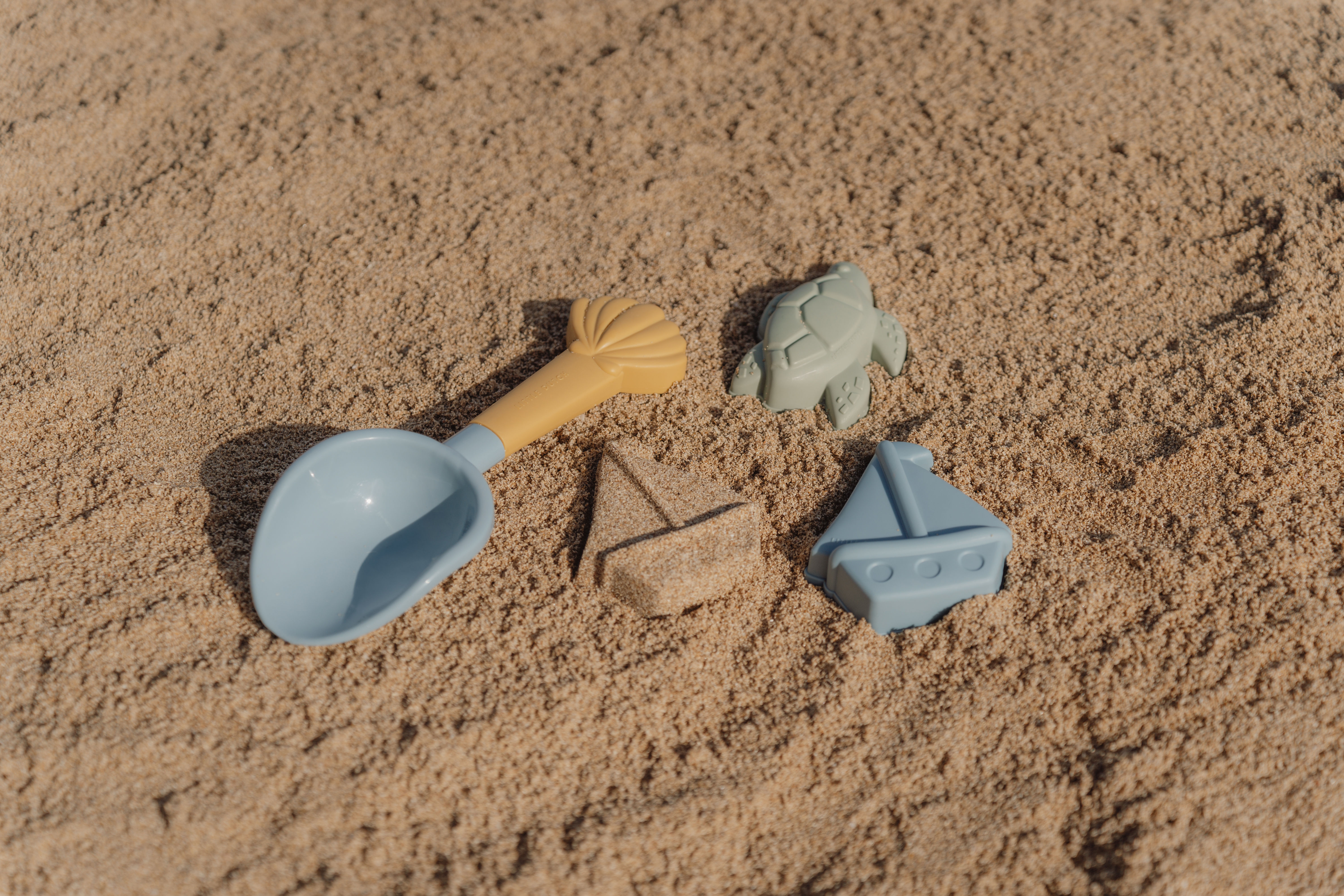 Strandset mit Schaufel und Sandförmchen Little Dutch blau Schildkröte