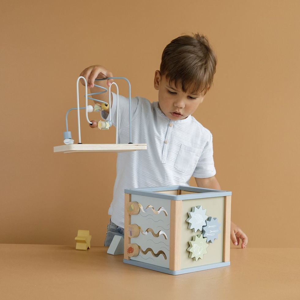 Little Dutch Activity Cube „Ocean“ (LD7115) aus FSC-Holz mit Formensortierer, Perlenspirale und Zahnrädern