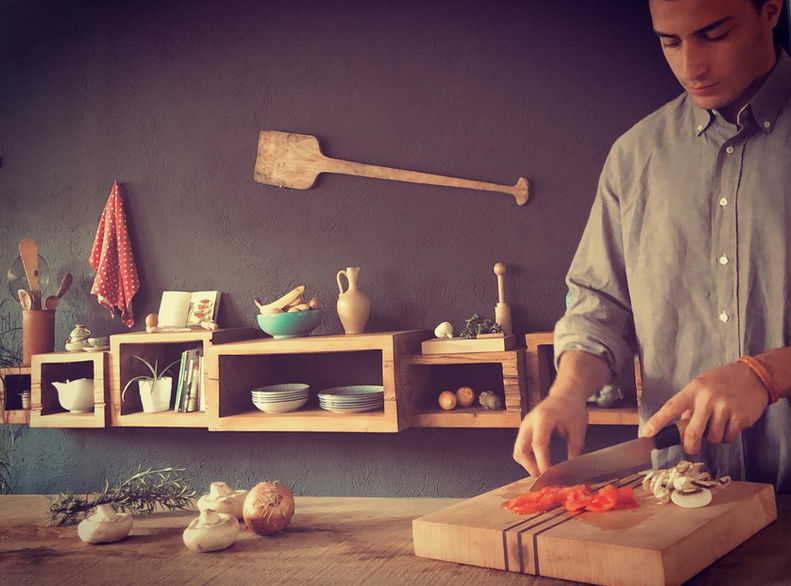 Mobiliario escultura de madera. Diseño interior. Mobiliario artistico. Mesa. Taburete. Totem.